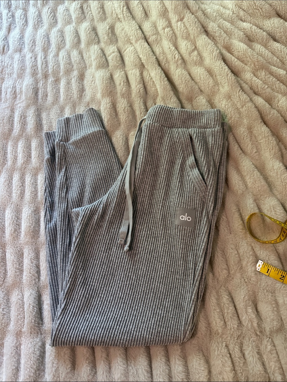 ALO Yoga Women’s Ribbed MUSE Joggers in Gray NWOT
